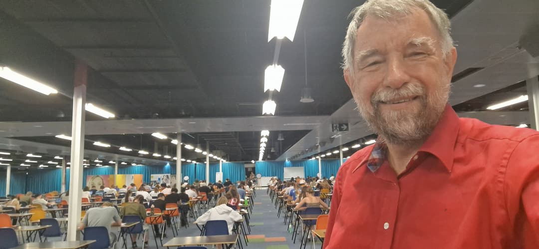 Ervaren generatie surveilleert  tijdens examens en toetsweken